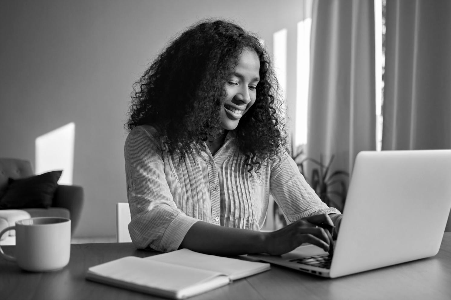 Finanzanalyst bei der Arbeit mit Datenvisualisierungen